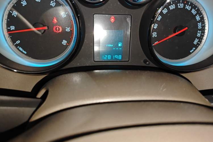 Used Buick GT 2013 GT 1.6L Automatic Fashion Edition Odometer Close Up