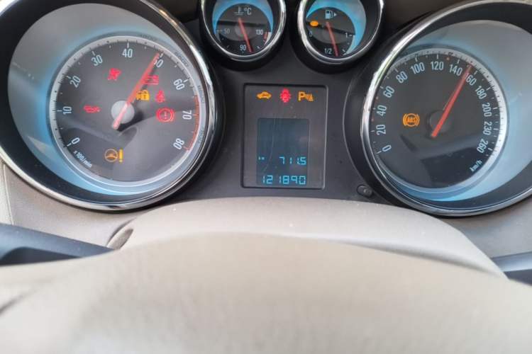 Used Buick GT 2013 GT 1.6L Manual Entry-Level Model Odometer Close Up
