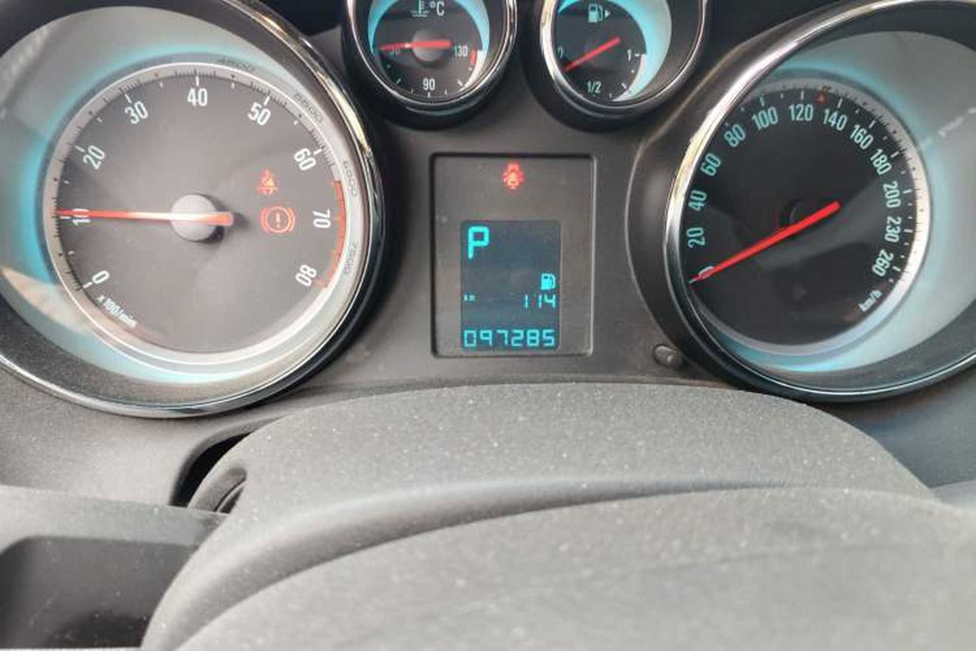 Used Buick GT 2013 XT 1.6L Automatic Fashion Edition Odometer Close Up