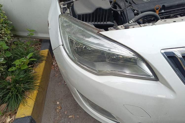 Used Buick GT 2013 XT 1.6L Automatic Fashion Edition Right Front Headlight