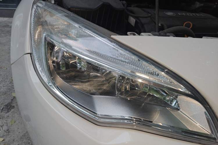 Used Buick GT 2013 XT 1.6L Automatic Fashion Edition Right Front Headlight