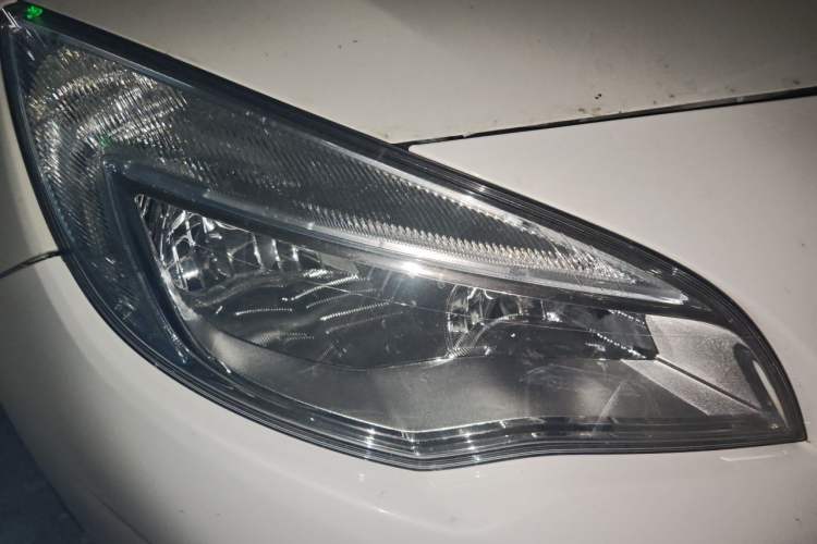 Used Buick GT 2013 XT 1.6L Automatic Fashion Edition Right Front Headlight