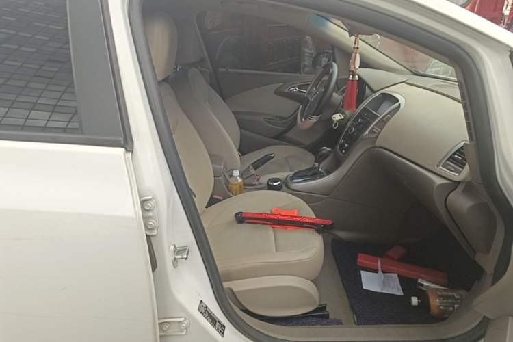 Used Buick GT 2013 GT 1.6L Automatic Fashion Edition Right Front Seat