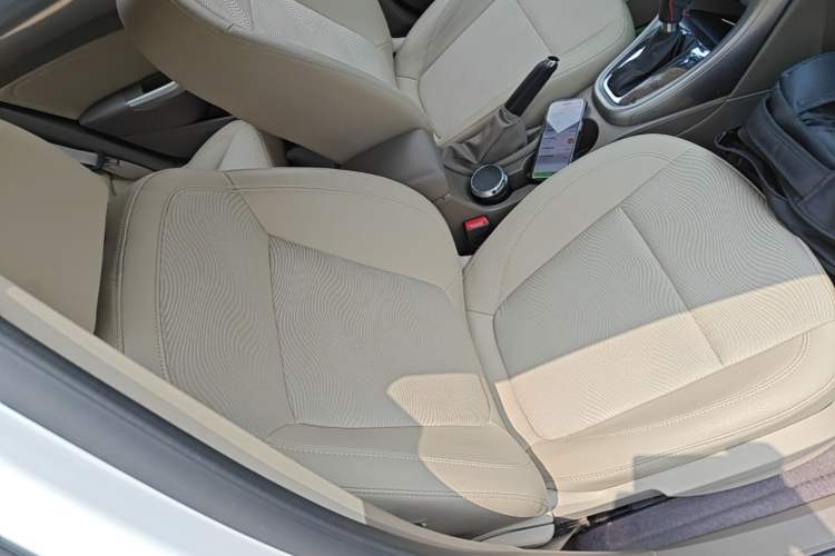 Used Buick GT 2013 GT 1.6L Automatic Fashion Edition Right Front Seat