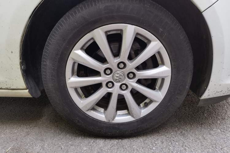 Used Buick GT 2013 GT 1.6L Automatic Comfort Edition Right Front Wheel Hub
