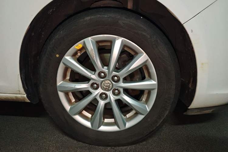 Used Buick GT 2013 GT 1.6L Automatic Comfort Edition Right Front Wheel Hub