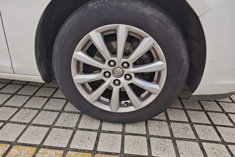 Used Buick GT 2013 GT 1.8L Automatic Fashion Edition Right Front Wheel Hub