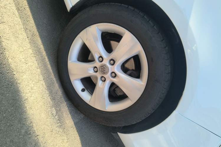 Used Buick GT 2013 GT 1.6T Automatic Fashion Sport Edition Right Front Wheel Hub