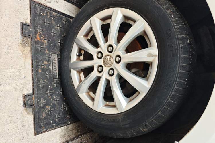 Used Buick GT 2013 GT 1.6L Automatic Comfort Edition Right Front Wheel Hub