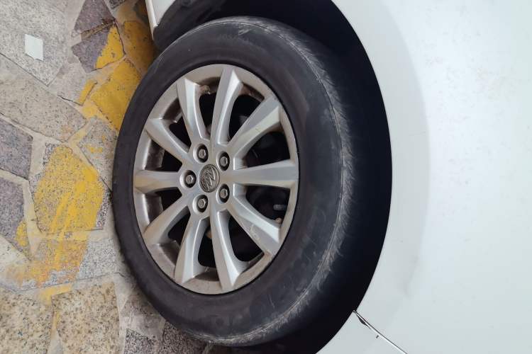 Used Buick GT 2013 GT 1.6L Automatic Fashion Edition Right Front Wheel Hub