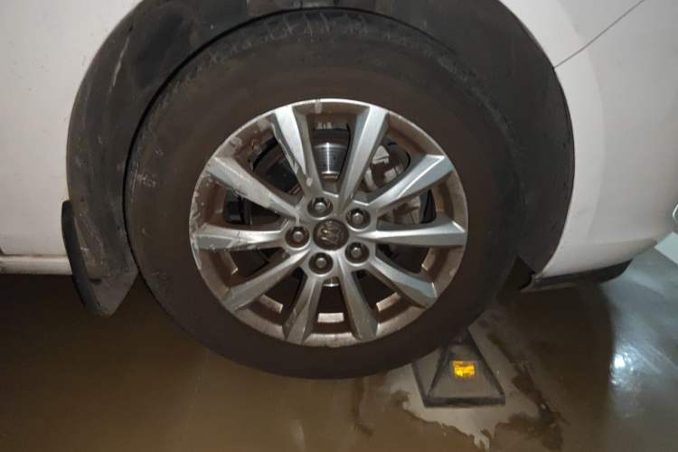 Used Buick GT 2013 GT 1.8L Automatic Fashion Edition Right Front Wheel Hub