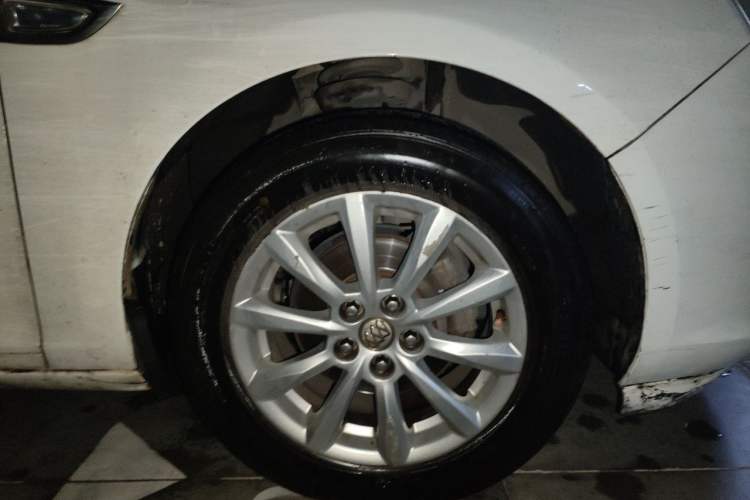 Used Buick GT 2013 GT 1.6L Automatic Comfort Edition Right Front Wheel Hub