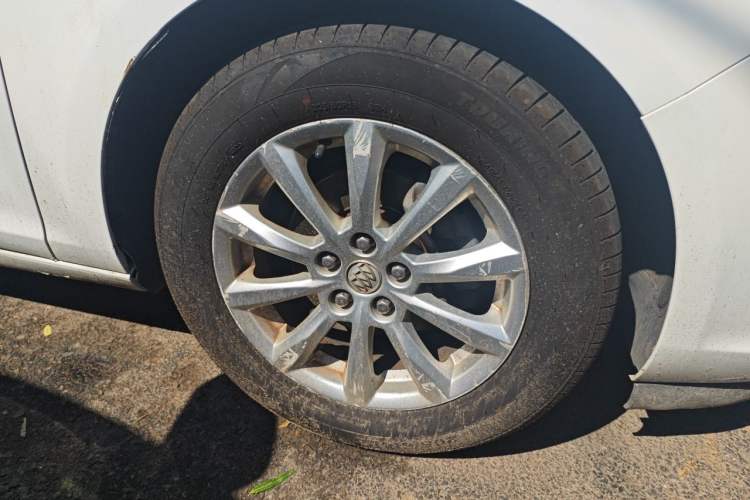 Used Buick GT 2013 GT 1.6L Automatic Comfort Edition Right Front Wheel Hub