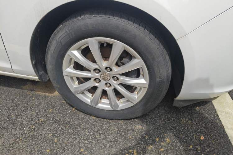 Used Buick GT 2013 GT 1.8L Automatic Fashion Edition Right Front Wheel Hub