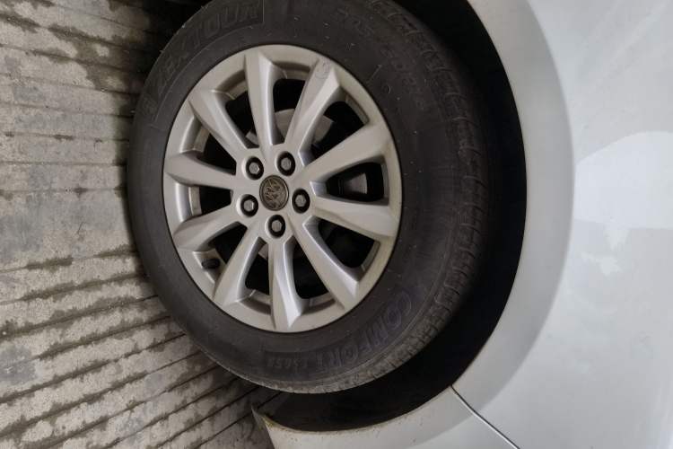 Used Buick GT 2013 GT 1.6L Manual Comfort Edition Right Front Wheel Hub