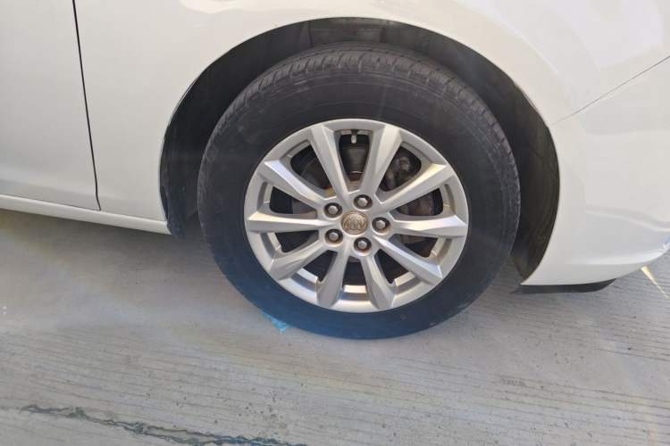 Used Buick GT 2013 GT 1.6L Automatic Comfort Edition Right Front Wheel Hub