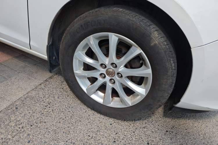 Used Buick GT 2013 XT 1.6L Automatic Fashion Edition Right Front Wheel Hub
