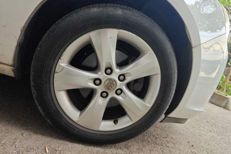Used Buick GT 2013 GT 1.6T Automatic Fashion Sport Edition Right Front Wheel Hub