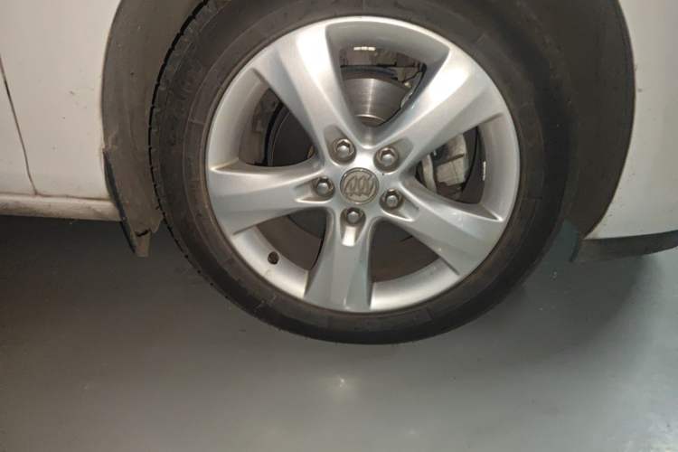 Used Buick GT 2013 GT 1.6T Automatic Fashion Sport Edition Right Front Wheel Hub