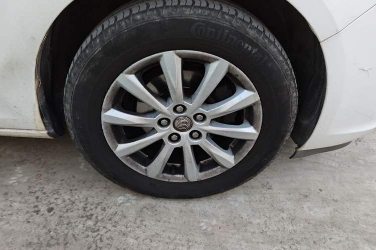 Used Buick GT 2013 GT 1.6L Automatic Comfort Edition Right Front Wheel Hub