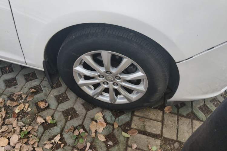 Used Buick GT 2013 GT 1.6L Automatic Comfort Edition Right Front Wheel Hub