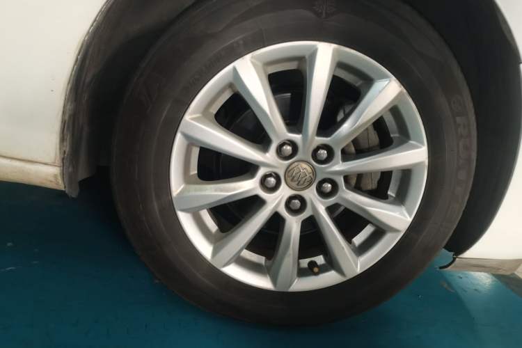 Used Buick GT 2013 GT 1.8L Automatic Fashion Edition Right Front Wheel Hub