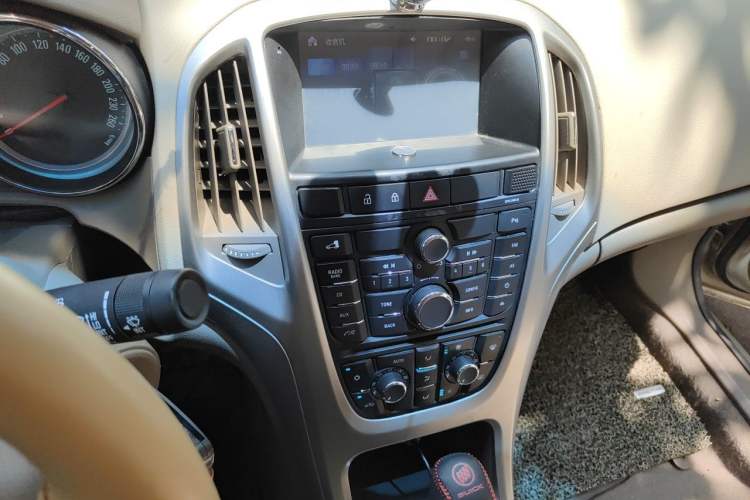 Used Buick GT 2013 GT 1.6L Automatic Fashion Edition Audio And AC Panel