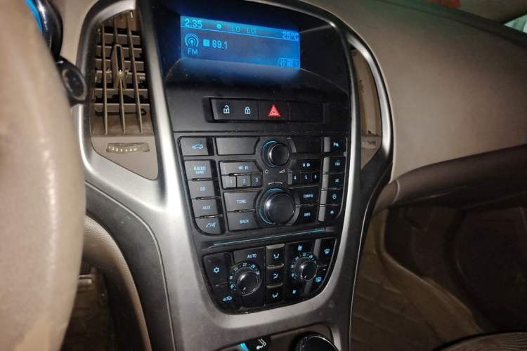 Used Buick GT 2013 GT 1.6L Automatic Fashion Edition Audio And AC Panel