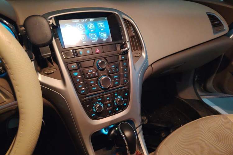 Used Buick GT 2013 GT 1.6L Automatic Fashion Edition Audio And AC Panel