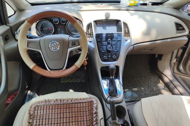 Used Buick GT 2013 GT 1.6L Automatic Fashion Edition Center Console