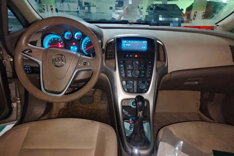 Used Buick GT 2013 GT 1.6L Automatic Fashion Edition Center Console