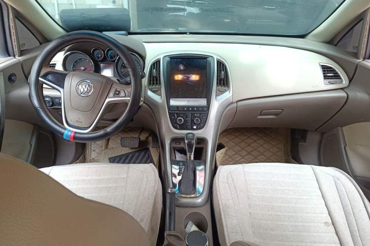 Used Buick GT 2013 GT 1.6L Automatic Fashion Edition Center Console
