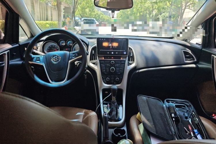 Used Buick GT 2013 GT 1.8L Automatic Fashion Edition Center Console