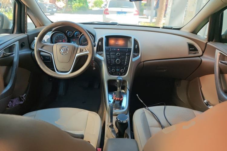 Used Buick GT 2013 GT 1.6L Automatic Fashion Edition Center Console