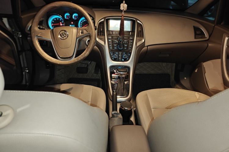 Used Buick GT 2013 GT 1.6L Automatic Fashion Edition Center Console