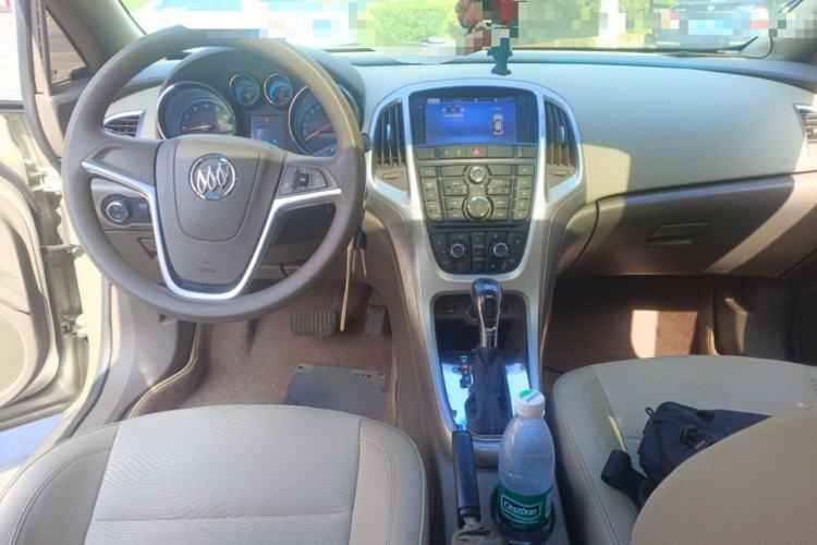 Used Buick GT 2013 GT 1.6L Automatic Fashion Edition Center Console