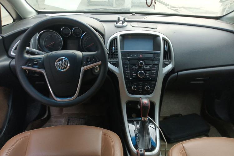Used Buick GT 2013 GT 1.8L Automatic Fashion Edition Center Console