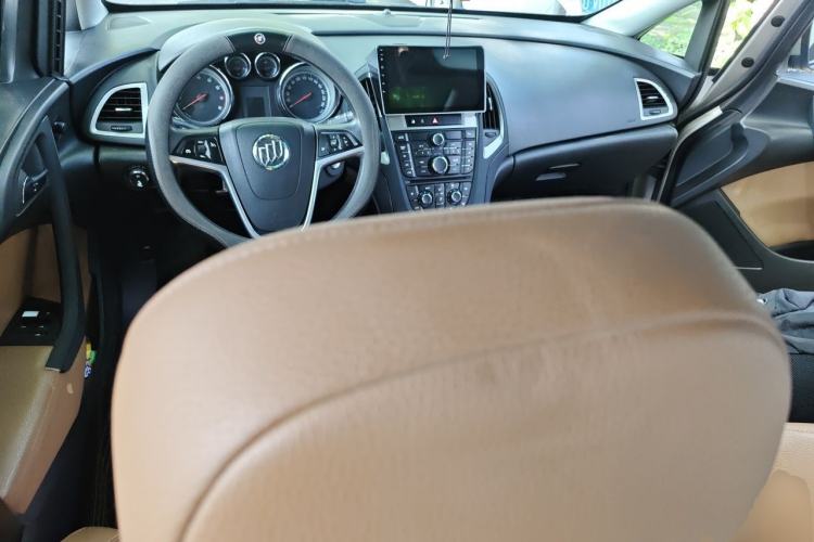 Used Buick GT 2013 GT 1.8L Automatic Fashion Edition Center Console