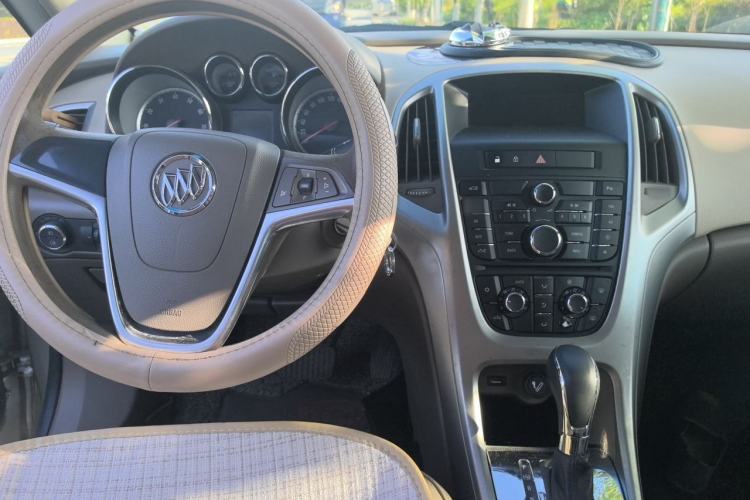 Used Buick GT 2013 GT 1.6L Automatic Fashion Edition Center Console