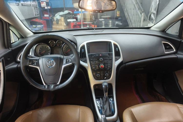 Used Buick GT 2013 GT 1.6L Automatic Fashion Edition Center Console