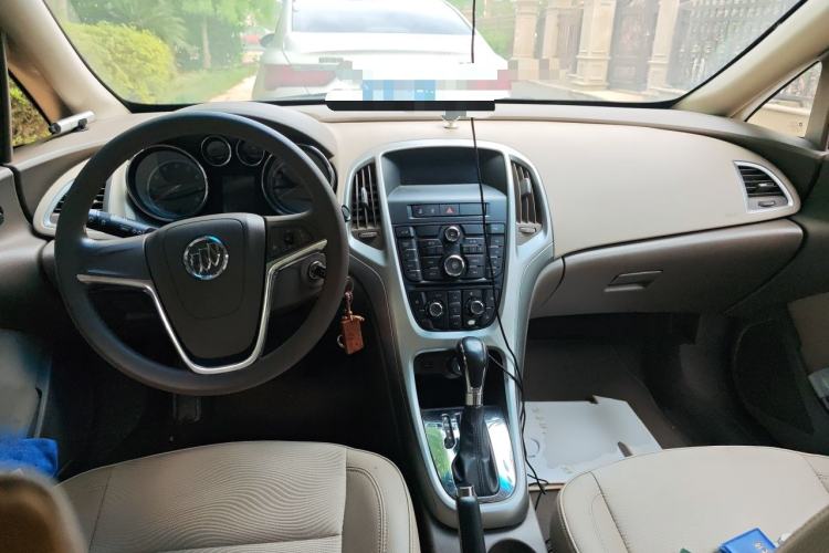 Used Buick GT 2013 GT 1.6L Automatic Fashion Edition Center Console