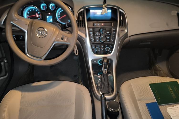 Used Buick GT 2013 GT 1.6L Automatic Fashion Edition Center Console