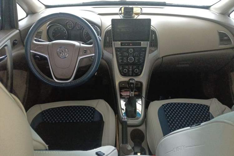 Used Buick GT 2013 GT 1.6L Automatic Fashion Edition Center Console
