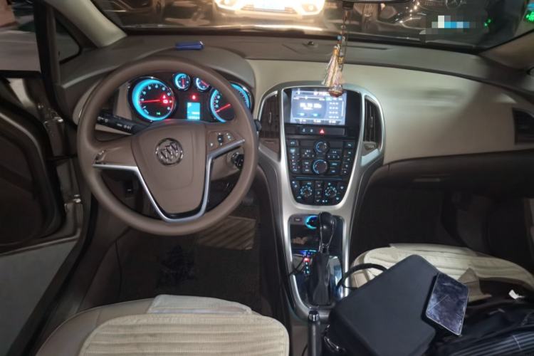 Used Buick GT 2013 GT 1.6L Automatic Comfort Edition Center Console
