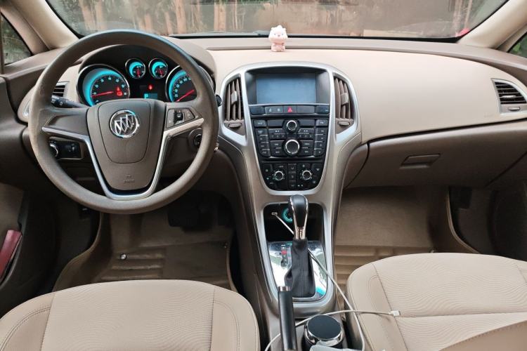 Used Buick GT 2013 GT 1.6L Automatic Fashion Edition Center Console