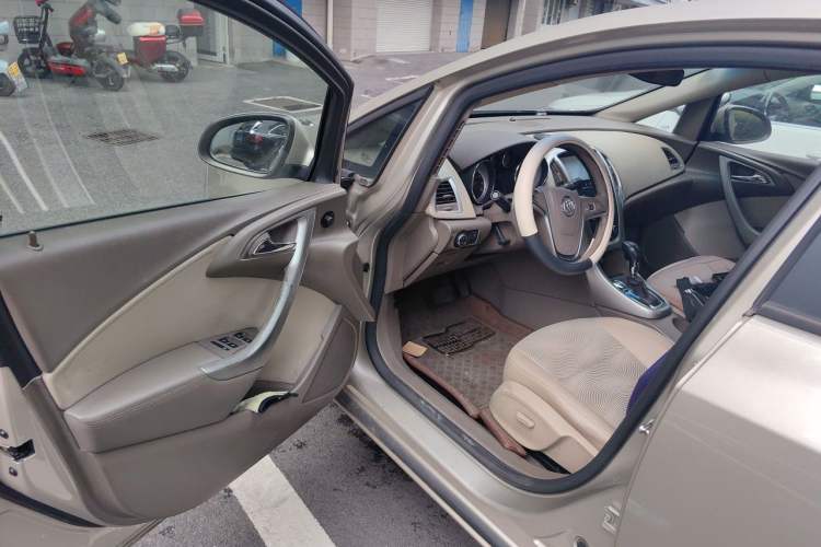 Used Buick GT 2013 GT 1.6L Automatic Fashion Edition Driver Seat