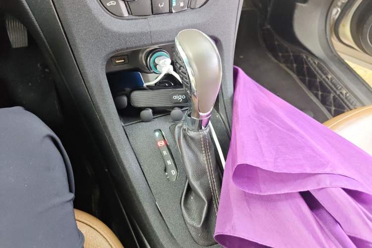 Used Buick GT 2013 GT 1.8L Automatic Fashion Edition Gear Lever