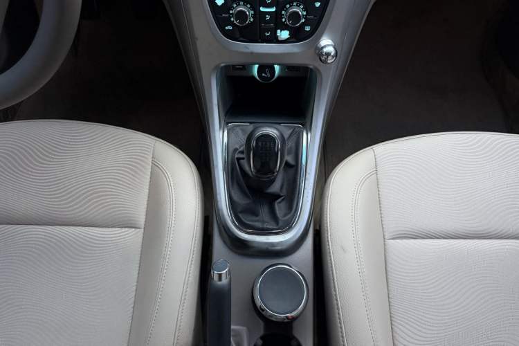 Used Buick GT 2013 GT 1.6L Manual Entry-Level Model Gear Lever
