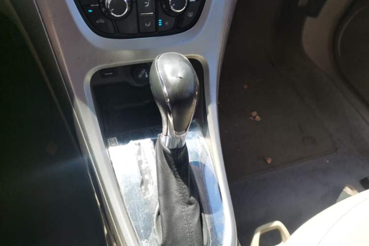 Used Buick GT 2013 GT 1.6L Automatic Fashion Edition Gear Lever