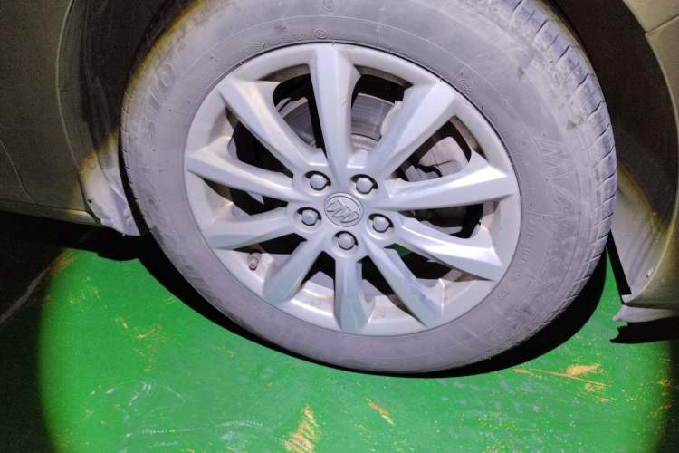 Used Buick GT 2013 GT 1.6L Manual Comfort Edition Right Front Wheel Hub